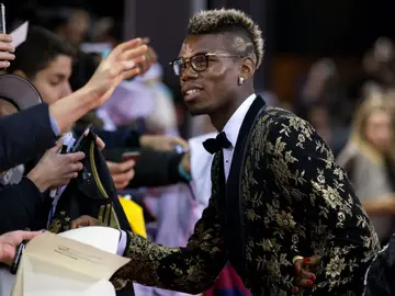 Paul Pogba atendiendo a los aficionados en la alfombra roja Paul Pogba atendiendo a los aficionados en la alfombra roja