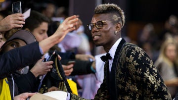 Paul Pogba atendiendo a los aficionados en la alfombra roja