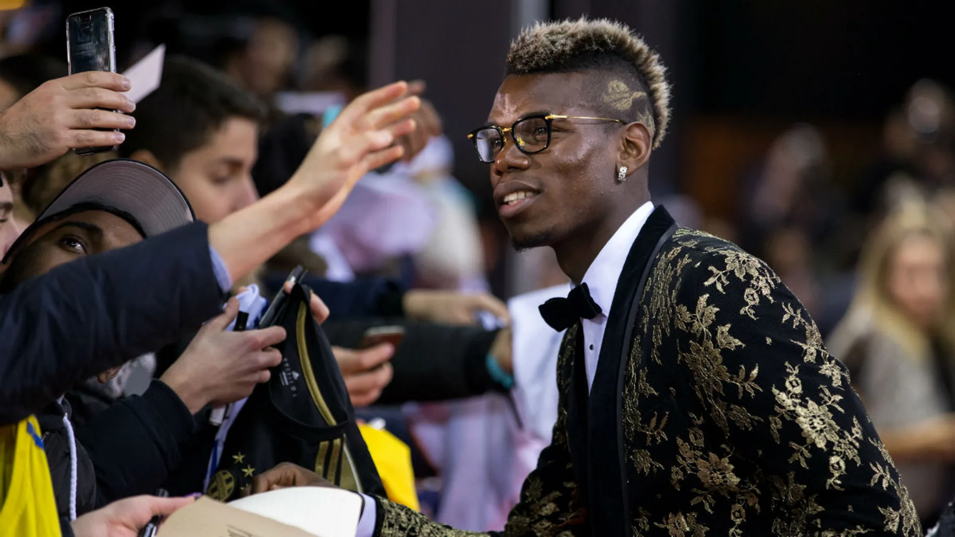 Paul Pogba atendiendo a los aficionados en la alfombra roja Paul Pogba atendiendo a los aficionados en la alfombra roja