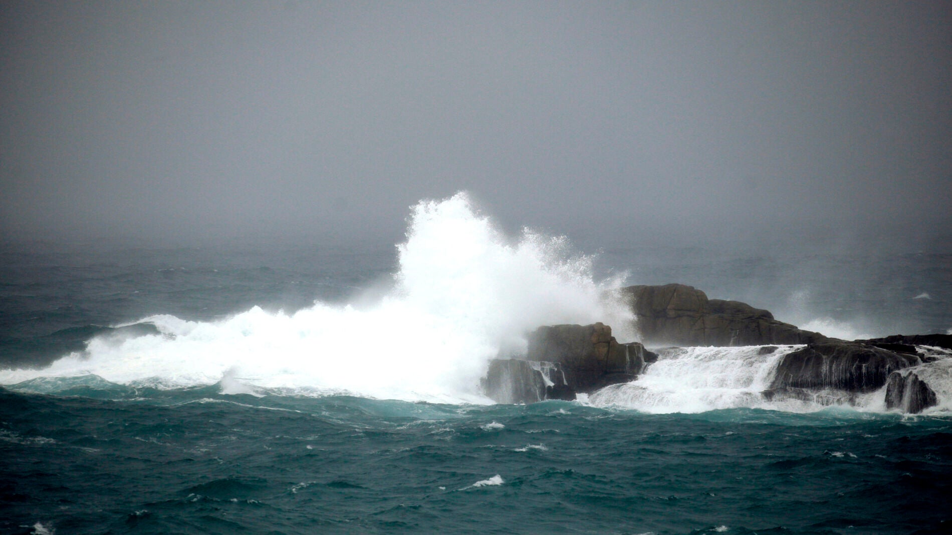 Fuerte oleaje junto a la costa de A Coru&ntilde;a
