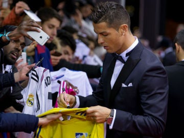 Cristiano Ronaldo firmando camisetas en Zurich
