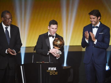 Leo Messi recibe el Balón de Oro de manos de Kaká