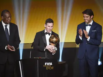 Leo Messi recibe el Balón de Oro de manos de Kaká Leo Messi recibe el Balón de Oro de manos de Kaká
