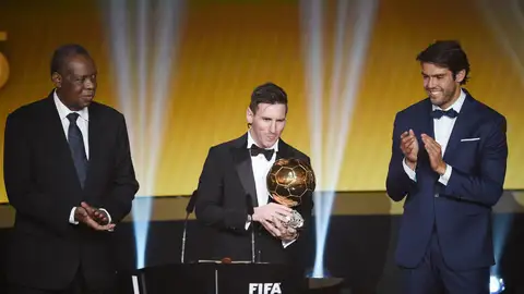 Leo Messi recibe el Balón de Oro de manos de Kaká Leo Messi recibe el Balón de Oro de manos de Kaká