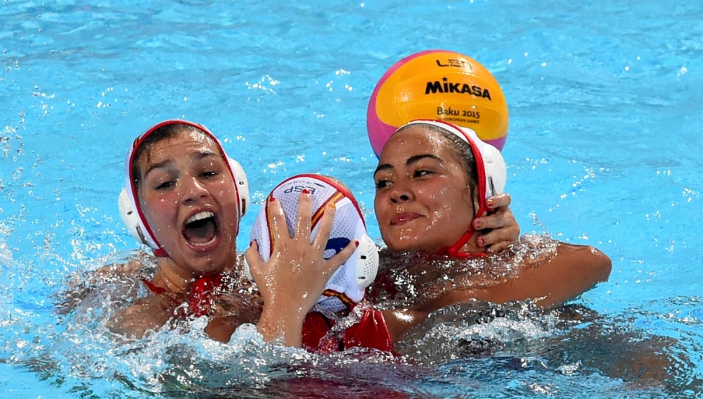 Las chicas de waterpolo celebran un triunfo (Archivo)