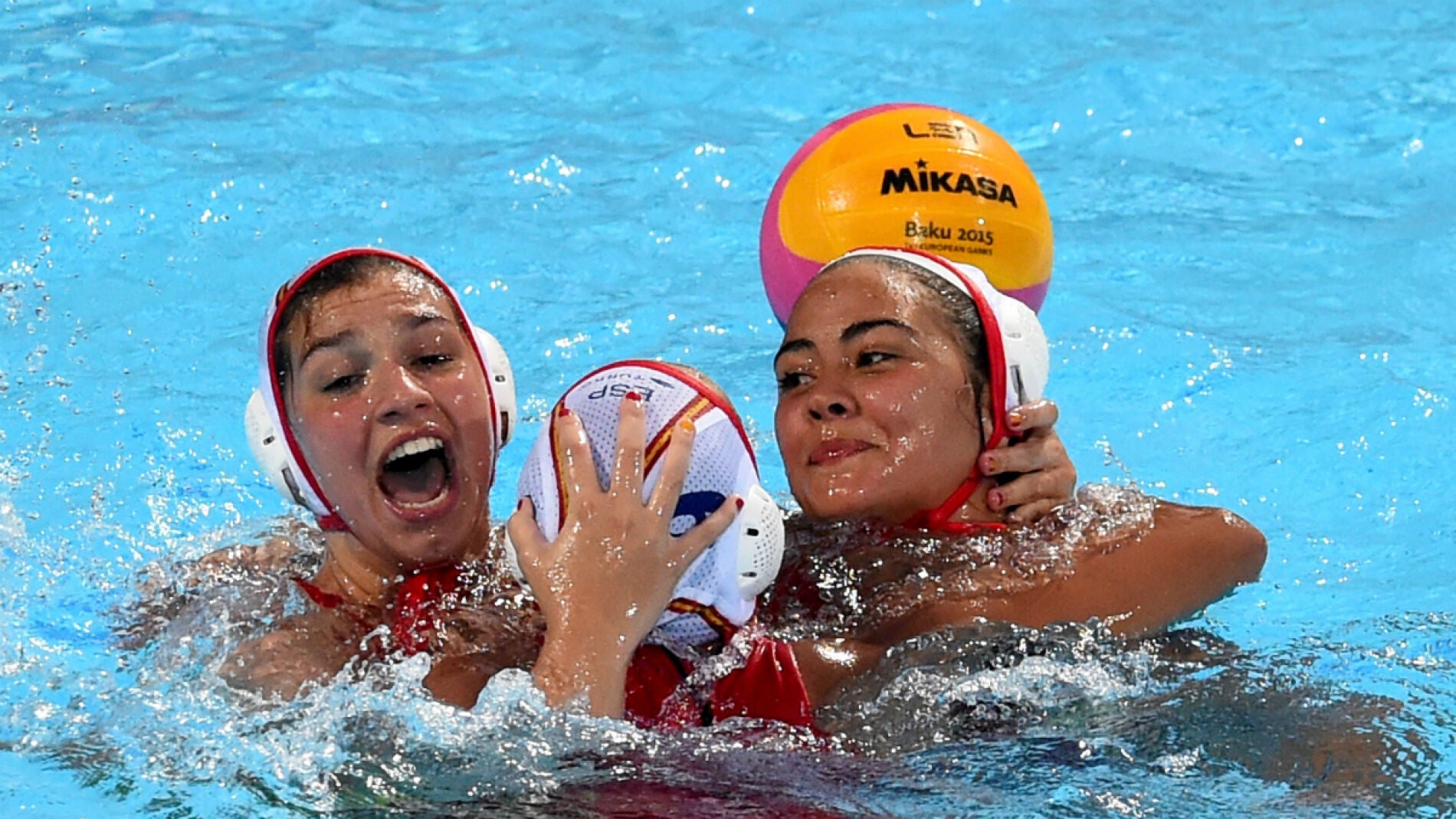 Las chicas de waterpolo celebran un triunfo (Archivo)