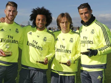 Los jugadores del Madrid posan con sus trofeos por el once ideal de la FIFA