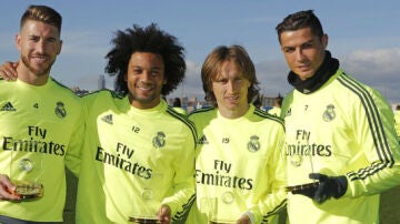 Los jugadores del Madrid posan con sus trofeos por el once ideal de la FIFA