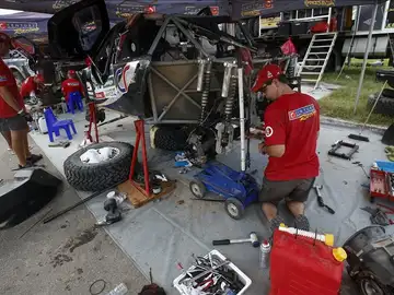 Un grupo de mecánicos fue registrado este domingo al trabajar en un automóvil de competición, durante la jornada de descanso del rally Dakar 2016 Un grupo de mecánicos fue registrado este domingo al trabajar en un automóvil de competición, durante la jornada de descanso del rally Dakar 2016