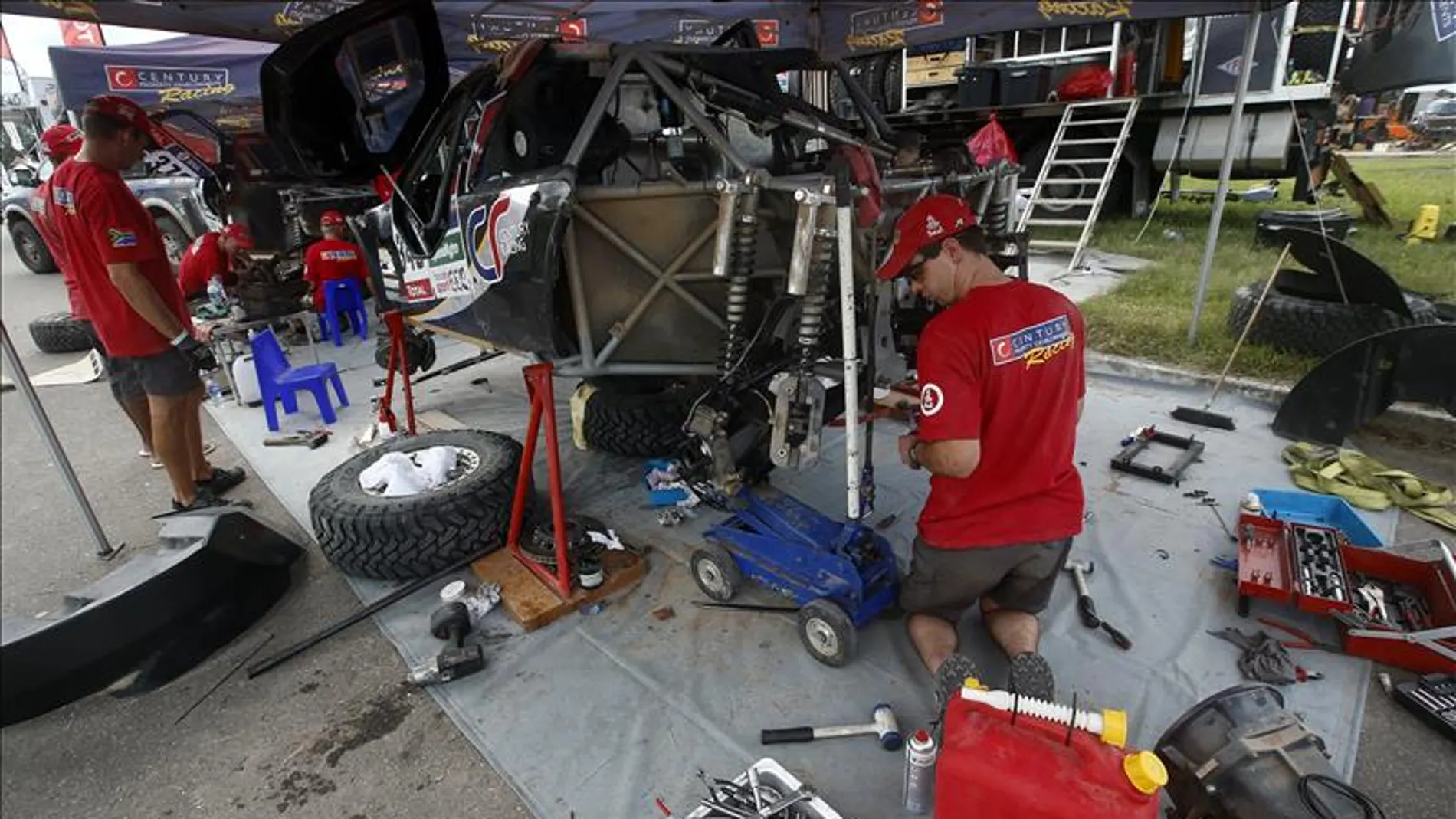 Un grupo de mecánicos fue registrado este domingo al trabajar en un automóvil de competición, durante la jornada de descanso del rally Dakar 2016 Un grupo de mecánicos fue registrado este domingo al trabajar en un automóvil de competición, durante la jornada de descanso del rally Dakar 2016
