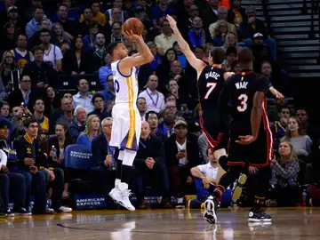 Stephen Curry tira a canasta ante la defensa de Goran Dragic Stephen Curry tira a canasta ante la defensa de Goran Dragic