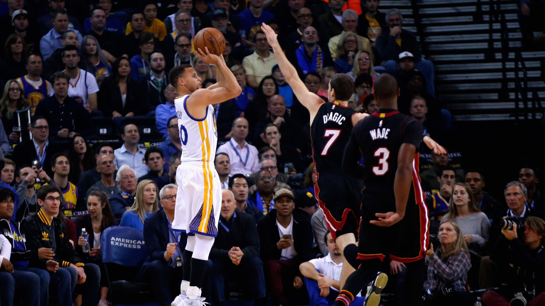 Stephen Curry tira a canasta ante la defensa de Goran Dragic