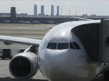 Un avión a punto de despegar en el aeropuerto de Barajas Un avión a punto de despegar en el aeropuerto de Barajas