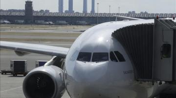 Un avión a punto de despegar en el aeropuerto de Barajas