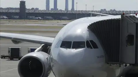 Un avión a punto de despegar en el aeropuerto de Barajas Un avión a punto de despegar en el aeropuerto de Barajas