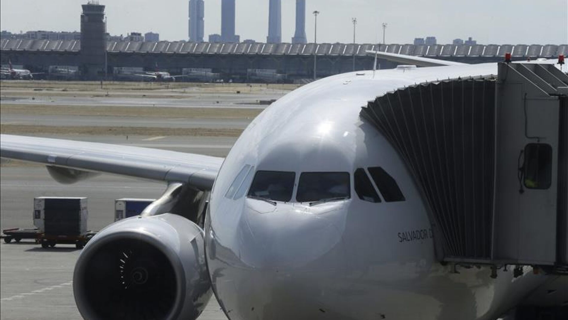 Un avi&oacute;n a punto de despegar en el aeropuerto de Barajas
