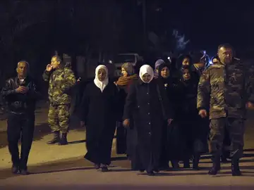 Un grupo de personas de la localidad cercada de Madaya Un grupo de personas de la localidad cercada de Madaya