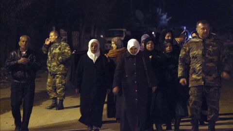 Un grupo de personas de la localidad cercada de Madaya