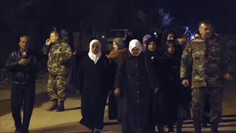 Un grupo de personas de la localidad cercada de Madaya Un grupo de personas de la localidad cercada de Madaya