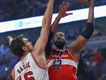 Pau Gasol defiende a Nené en el United Center Pau Gasol defiende a Nené en el United Center