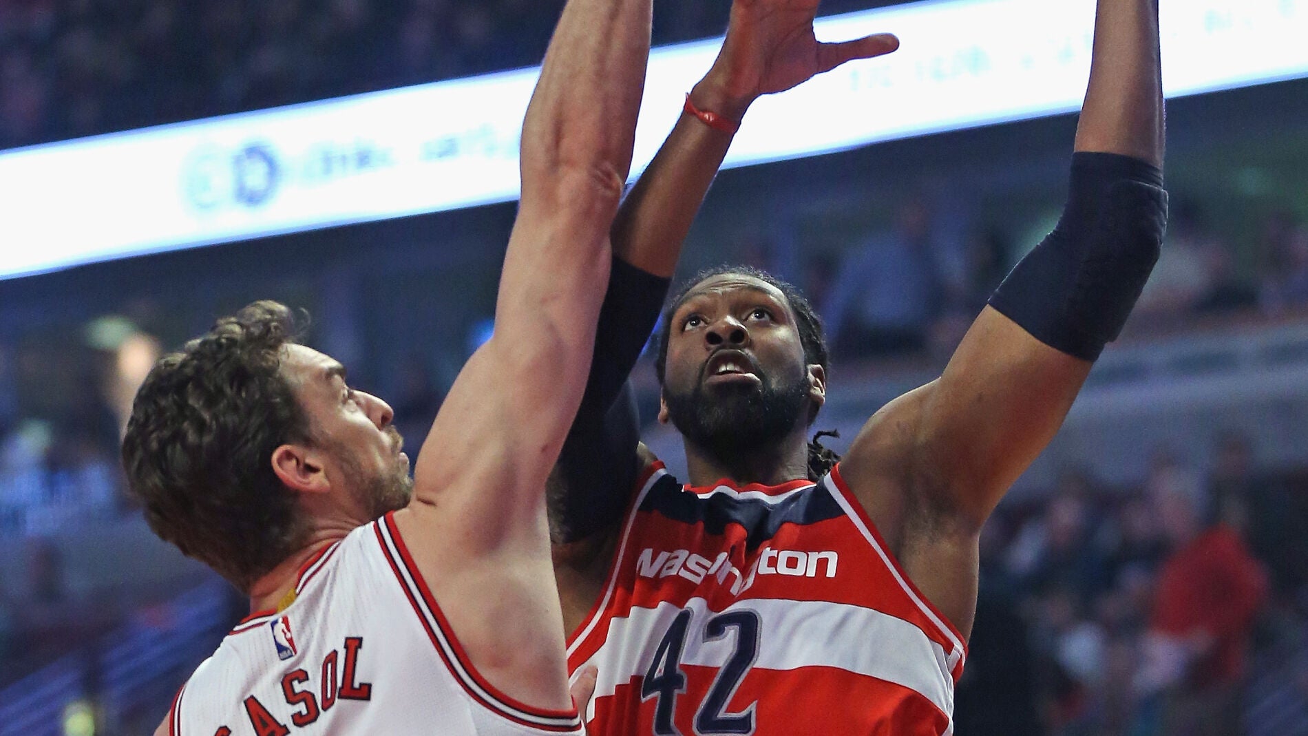 Pau Gasol defiende a Nen&eacute; en el United Center