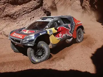 El piloto español Carlos Sainz y su copiloto Lucas Cruz El piloto español Carlos Sainz y su copiloto Lucas Cruz