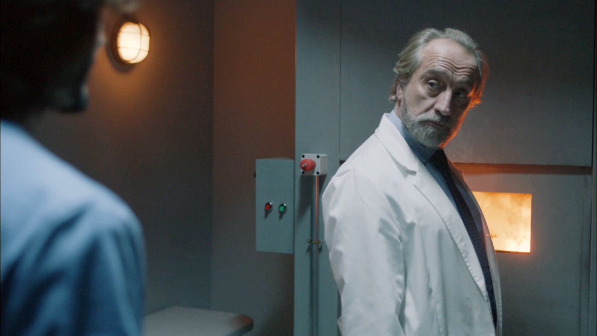 Miguel incinera las pertenencias de Isabel