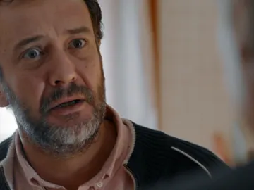 Enrique habla con el comisario Casas Enrique habla con el comisario Casas