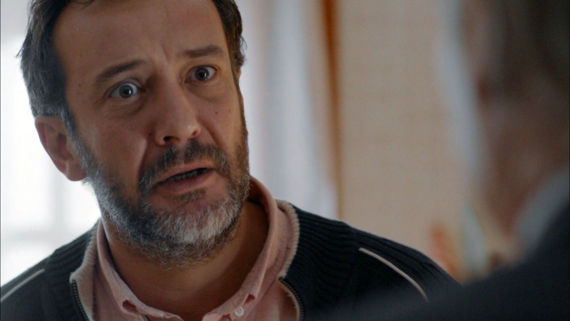 Enrique habla con el comisario Casas