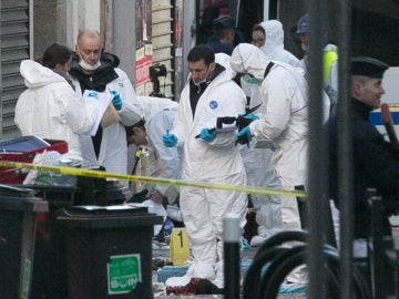 La Policía forense tras el ataque en el piso de Saint-Denis