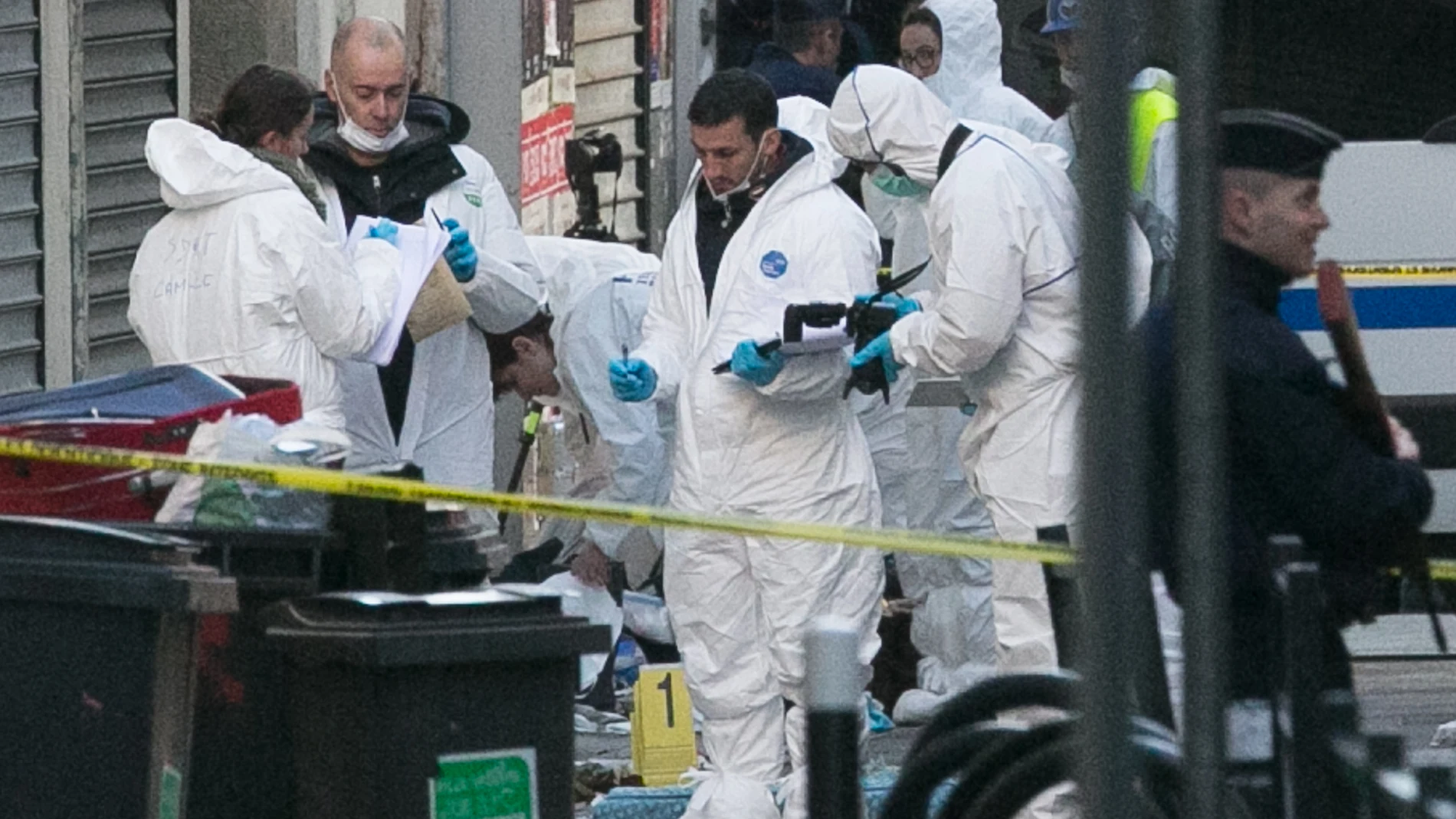 La Policía forense tras el ataque en el piso de Saint-Denis La Policía forense tras el ataque en el piso de Saint-Denis