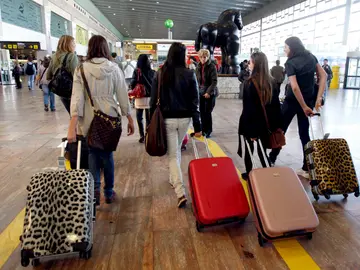 Un grupo de jóvenes en el aeropuerto del Prat Un grupo de jóvenes en el aeropuerto del Prat