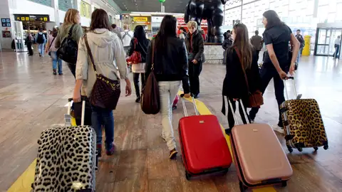 Un grupo de jóvenes en el aeropuerto del Prat Un grupo de jóvenes en el aeropuerto del Prat