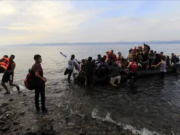 Embarcación de refugiados sirios en la costa griega Embarcación de refugiados sirios en la costa griega