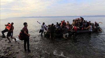 Embarcación de refugiados sirios en la costa griega