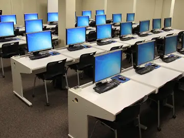 Ordenadores encendidos en un aula vacía Ordenadores encendidos en un aula vacía
