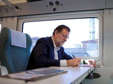 Rajoy, trabajando en el tren