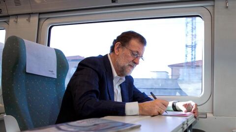 Rajoy, trabajando en el tren