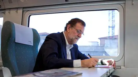 Rajoy, trabajando en el tren Rajoy, trabajando en el tren