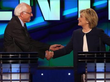 Hillary Clinton estrecha la mano del senador de Vermont Bernie Sanders