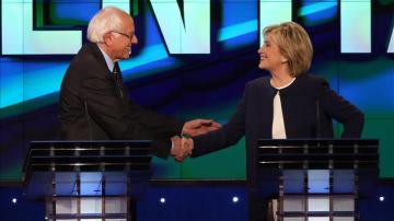 Hillary Clinton estrecha la mano del senador de Vermont Bernie Sanders