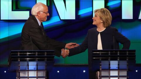 Hillary Clinton estrecha la mano del senador de Vermont Bernie Sanders