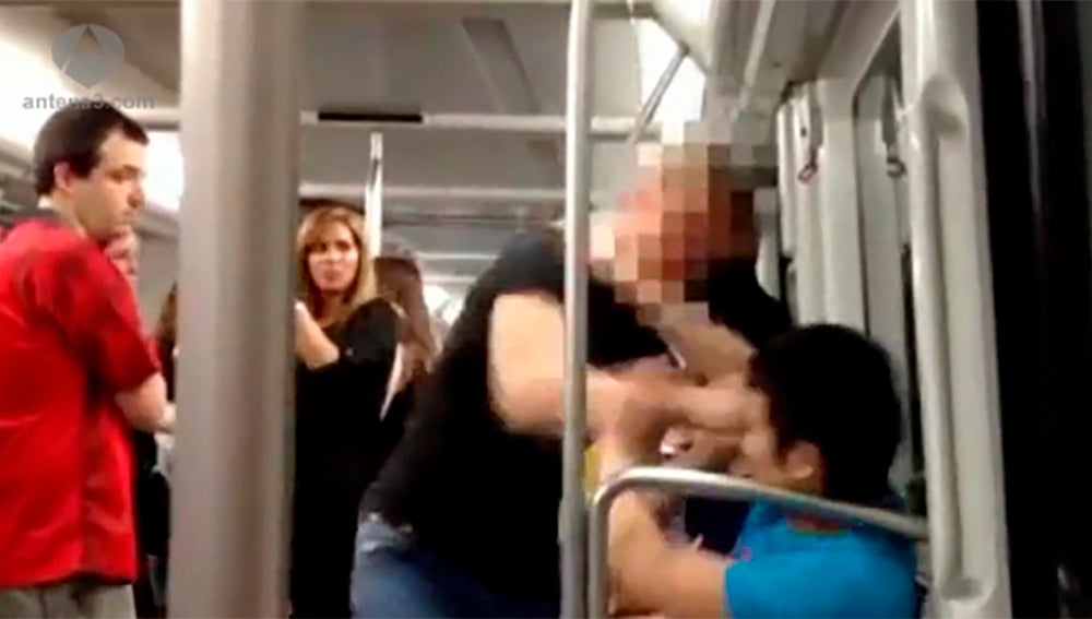 Imagen de la agresión racista grabada en el metro