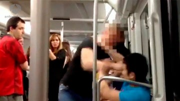 Imagen de la agresión racista grabada en el metro