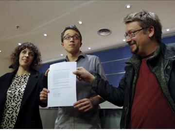 Íñigo Errejón junto a Alexandra Fernández y Xavier Domènech durante la rueda de prensa ofrecida para explicar el acuerdo