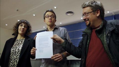 &Iacute;&ntilde;igo Errej&oacute;n junto a Alexandra Fern&aacute;ndez y Xavier Dom&egrave;nech durante la rueda de prensa ofrecida para explicar el acuerdo