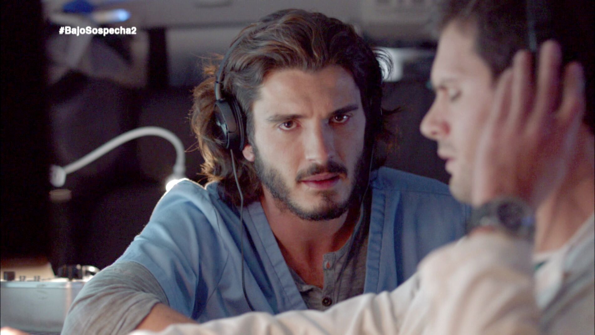 Alain y Víctor escuchan la sospechosa conversación entre Miguel y Belén