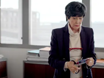 Adela rompe el cd del expediente 2046 Adela rompe el cd del expediente 2046