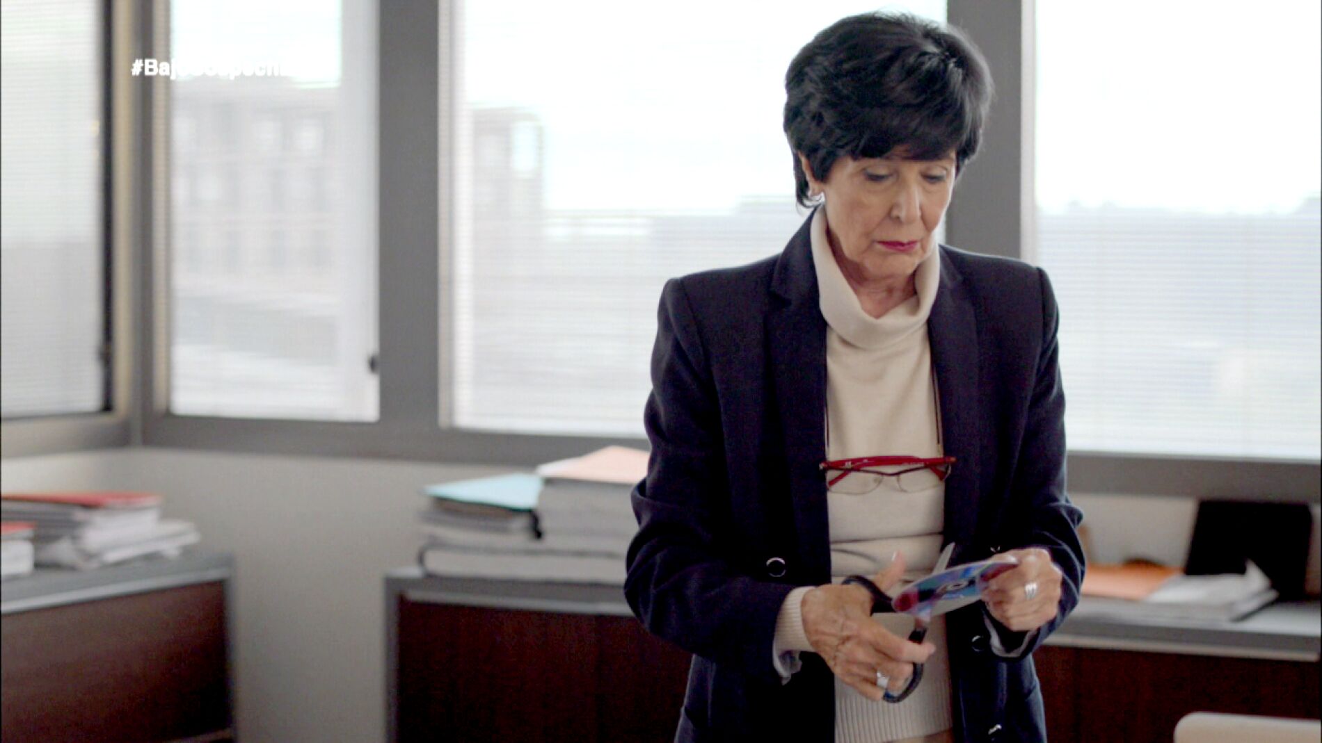 Adela rompe el cd del expediente 2046