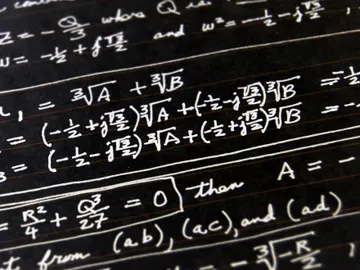 Imagen de un tablón con un problema de matemáticas Imagen de un tablón con un problema de matemáticas